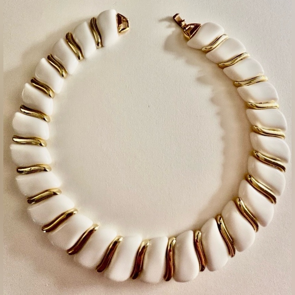 1 FREE💰 w/bundle purchase Vintage Choker necklace White Acrylic w Goldtone metal